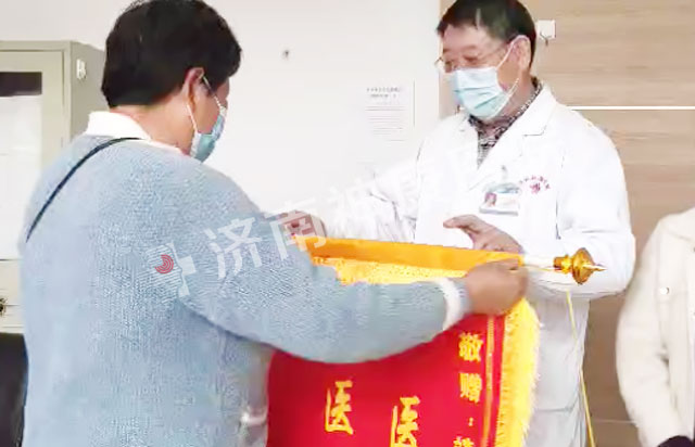 济南神康靖永义主任医术精湛美名扬 河南籍抑郁患者暖心送锦旗